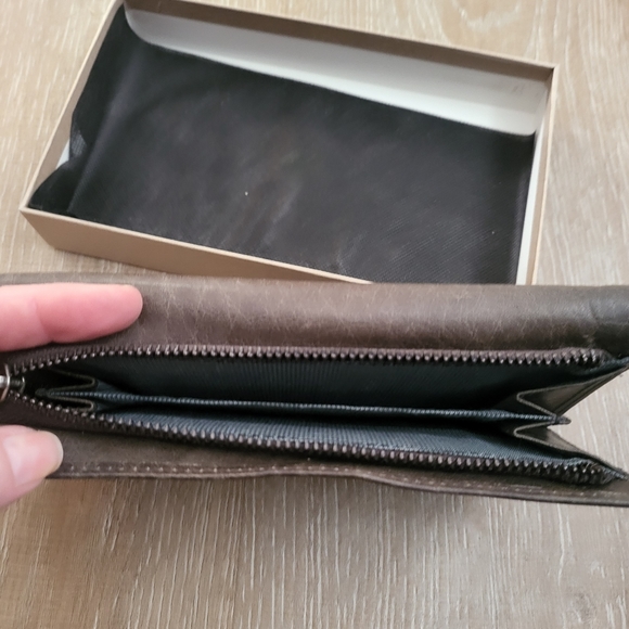 Spikes & Sparrow Leather Woman's Wallet NWT - Picture 4 of 9